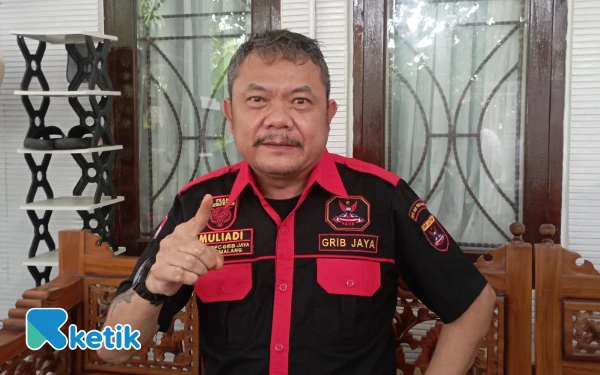 Foto Ketua Ormas GRIB Jaya Pemalang, Muliadi saat diwawancarai tentang reklamasi bekas galian C yang terbengkalai, Minggu, 29 Juni 2025. (Foto: Slamet/Ketik)