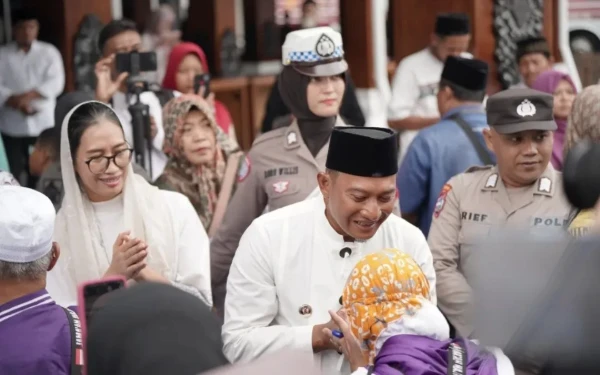 Foto Bupati Pacitan Indrata Nur Bayuaji bersama istri, saat menyambut kepulangan jamaah haji. (Foto: Prokopim Pacitan)