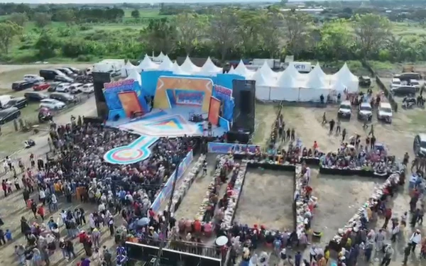Foto formasi 107 peserta rujak uleg khas kota mojokerto ( foto : sholahudin)