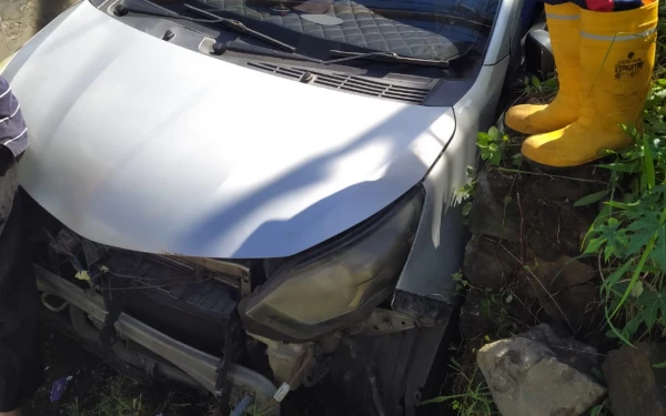 Foto Akibat terperosok, bodi mobil bagian depan sisi kiri mengalami kerusakan. (Istimewa)