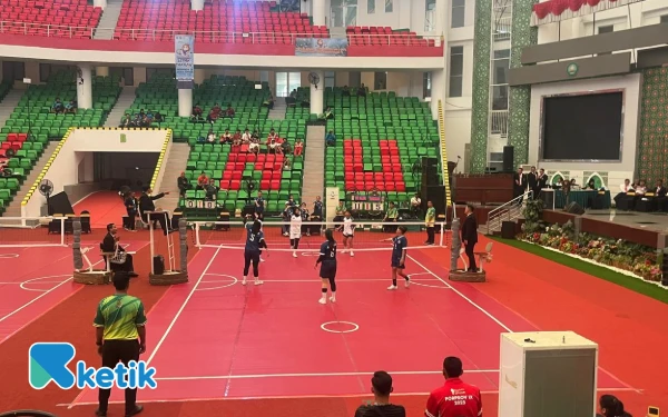 Foto Pertandingan Sepak Takraw Putri Kota Malang meraih emas dalam Porprov IX Jatim 2025. (Foto: Lutfia/Ketik)