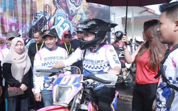 Foto Bupati Jember, Muhammad Fawait (memakai helm) ikut menjajal motor trail dengan didampingi penggagas even, David Handoko Seto (dua dari kiri). (Istimewa)