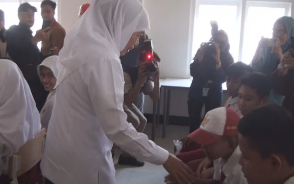 Foto khofifah IP bertemu dengan calon siswa sekolah rakyat di mojokerto ( foto : sholahudin)