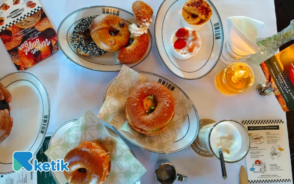 Foto Penyajian bagel dengan berbagai pilihan dips dan isian, Senin 30 Juni 2025. (Foto: Fitra/Ketik)