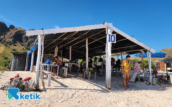 Foto Warung 10 milik Marina, sang penjual kelapa muda penghilang haus dahaga wisatawan. (Foto: Kiagus/Ketik)