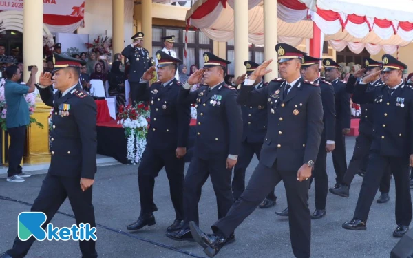 Foto Para PJU Polres Abdya melakukan gerakan hormat kanan dalam upacara Hari Bhayangkara di Mapolres Abdya, Selasa, 1 Juli 2025. (Foto: T. Rahmat/Ketik)
