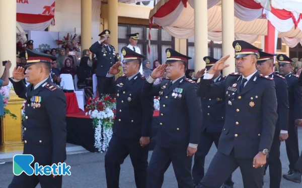 Foto Para PJU Polres Abdya melakukan gerakan hormat kanan dalam upacara Hari Bhayangkara di Mapolres Abdya, Selasa, 1 Juli 2025. (Foto: T. Rahmat/Ketik)