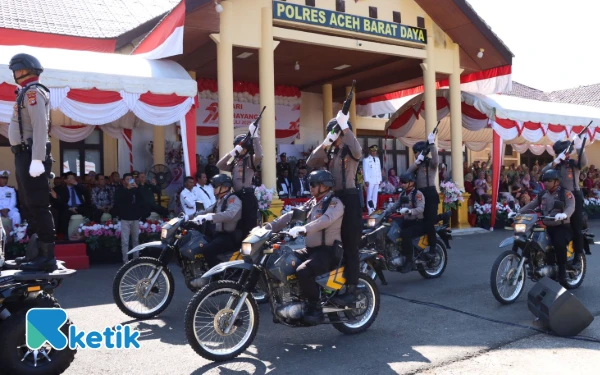 Foto Parade Defile Pasukan diperagakan usai Upacara Hari Bhayangkara ke-79 di Mapolres Abdya, Blangpidie, Selasa, 1 Juli 2025. (Foto: T. Rahmat/Ketik)