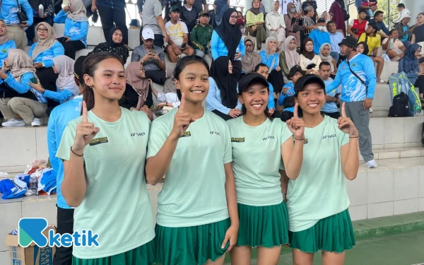 Foto Tim Tenis Beregu Putri Kota Malang yang menang lawan Kota Blitar. (Foto: Lutfia/Ketik)