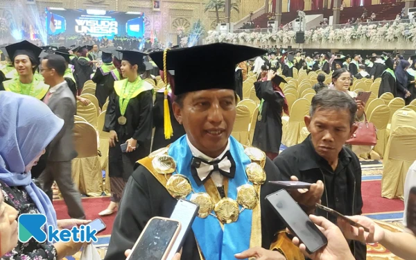 Foto Rektor Unesa, Nurhasan saat ditemui usai gelaran wisuda. (Foto: Husni Habib/ Ketik)