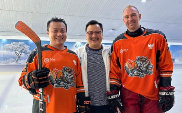 Foto Ketua DPD ISSITA Jawa Timur Rony Candra (tengah)  hadir mensupport friendship game. (Foto: Rhinos)