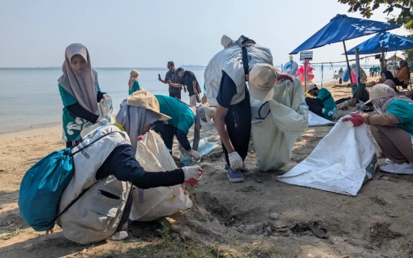 Foto Sejumlah relawan memungut dan mengumpulkan sampah di sepanjang bibir Pantai Teluk Awur, Jepara, dalam kegiatan Beach Clean Up, Selasa (2/7/2025). Aksi ini bertujuan untuk mengurangi pencemaran pesisir serta mengedukasi masyarakat tentang pentingnya menjaga kebersihan lingkungan pantai (Foto: Malik Naharul/ketik.co.id)