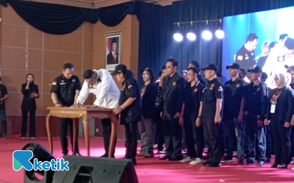 Foto Ketua DPW Squad Nusantara Jawa Tengah, Didik Nalogo saat menandatangani SK Kepengurusan DPC Kabupaten Pekalongan, Rabu, 2 Juli 2025 (Foto: Slamet/Ketik)