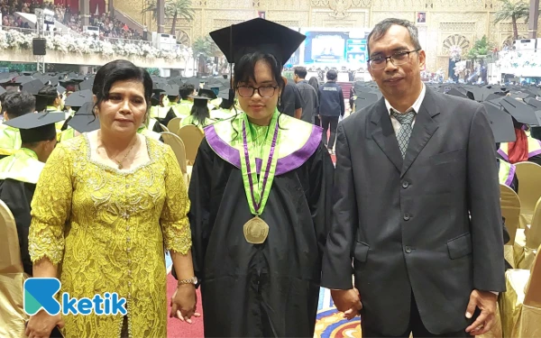 Foto Debora yang menghadiri acara kelulusan ditemani kedua orang tuanya. (Foto: Husni Habib/Ketik)
