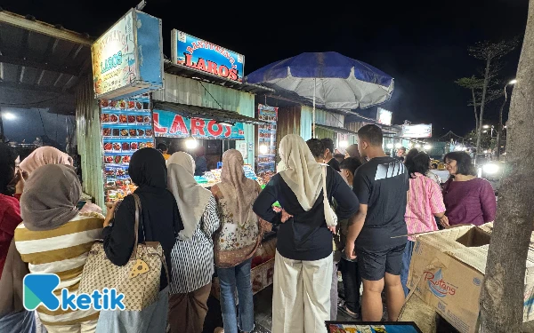 Foto Ramainya pengunjung saat memilih ikan segar di Warung Laros. (Foto: Kiagus Firdaus/Ketik)