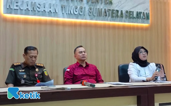 Foto Asisten Pidana Khusus Kejati Sumsel, Umaryadi, didampingi Kasi Penyidikan Khaidirman dan Kasi Penkum Vanny Yulia Eka Sari, dalam Konfrensi pers yang digelar usai penetapan empat tersangka dalam kasus Dugaan Korupsi pasar Cinde, Rabu malam 02 Juli 2025 (Foto: M Nanda/ketik)