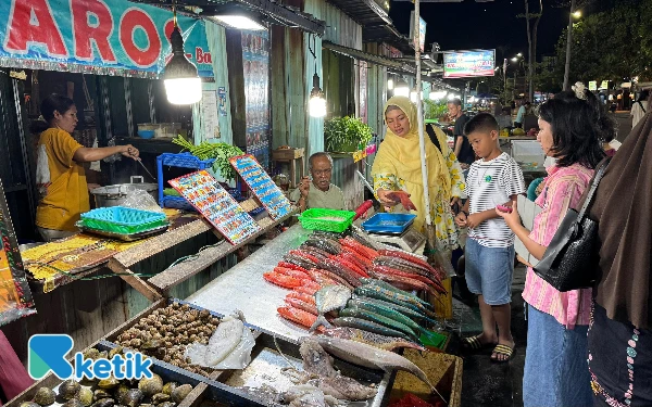 Foto Warung Seafood Laros Banyuwangi yang terkenal di Labuan Bajo. (Foto: Kiagus Firdaus/Ketik)