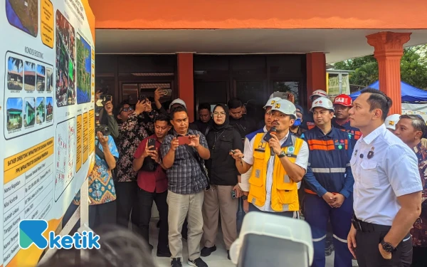 Foto Menko AHY (kanan), menyimak penjelasan teknis dari tim Kementerian PUPR saat meninjau renovasi gedung Sekolah Rakyat Pacitan di Gedung Diklat BKPSDM, Kamis (3/7/2025). Lokasi ini akan difungsikan sebagai ruang kelas bagi 100 siswa jenjang SMK.