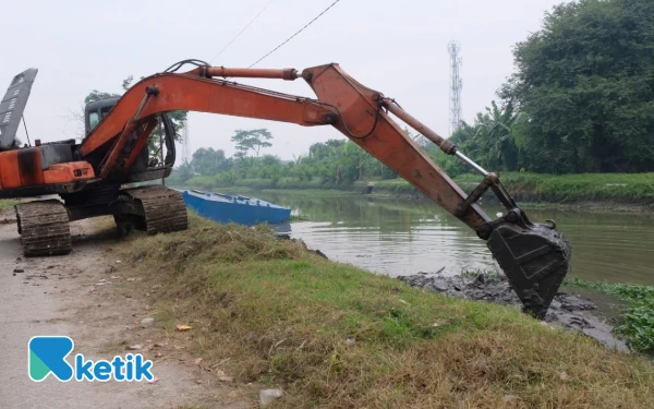 Foto Dinas PU  Bina Marga dan Sumber Daya Air Sidoarjo menormalisasi Afvoru Mbah Gepuk di Candi. (Foto: Kominfo Sidoarjo)