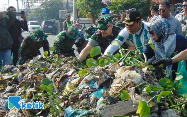 Foto Bupati Sidoarjo Subandi bersama masyarakat bekerja bakti membersihkan sampah dari Sungai Krembangan, Tawangsari, Kecamatan Taman. (Foto: Fathur Roziq/Ketik)