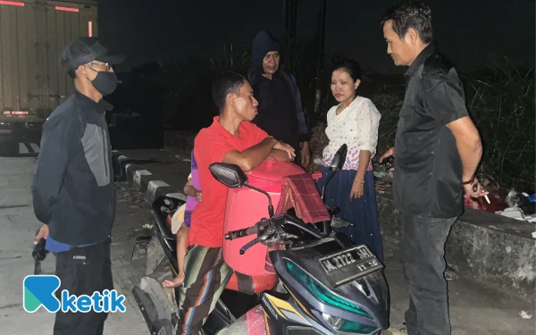 Foto Petugas DLHK Sidoarjo menangkap suami-istri yang membuang sampah sembarangan di Desa Kebonsari, Kecamatan Candi. (Foto: DLHK Sidoarjo)