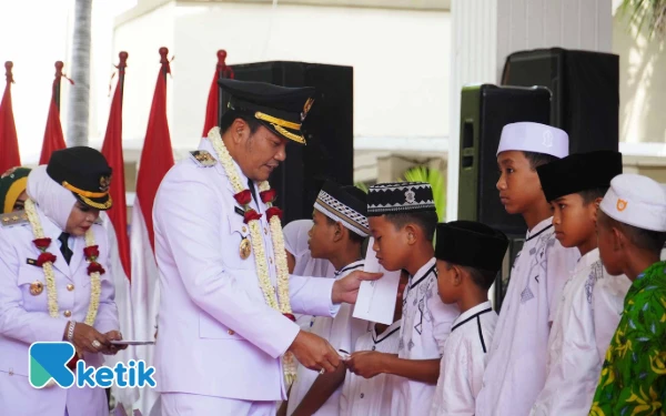 Foto Bupati Sidoarjo dan Wakil Bupati Mimik Idayana menyantuni yatim piatu saat prosesi penerimaan Bupati dan Wakil Bupati Sidoarjo terpilih di Pendopo Delta Wibawa pada 3 Maret 2025. (Foto: Ketik)