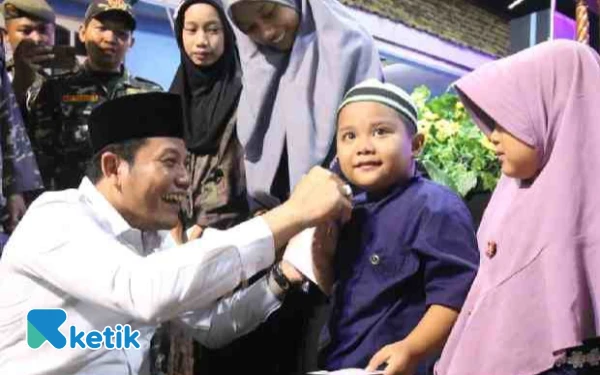Foto Bupati Subandi memegang dengan gemas pipi salah seorang anak yatim dalam sebuah acara pada Oktober 2024 lalu. (Foto: Ketik)