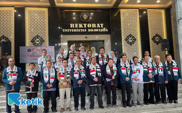 Foto UB melepas kedua dokter yang akan berangkat ke Gaza. (Foto: Lutfia/Ketik)