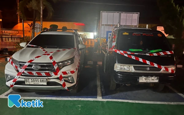 Foto 2 unit kendaraan menjadi Barang bukti yang disita oleh pihak Kejaksaan dari hasil penggeledahan yang diduga terkait dalam perkara. Kamis malam 03 Juli 2025 (Foto: M Nanda/ketik)