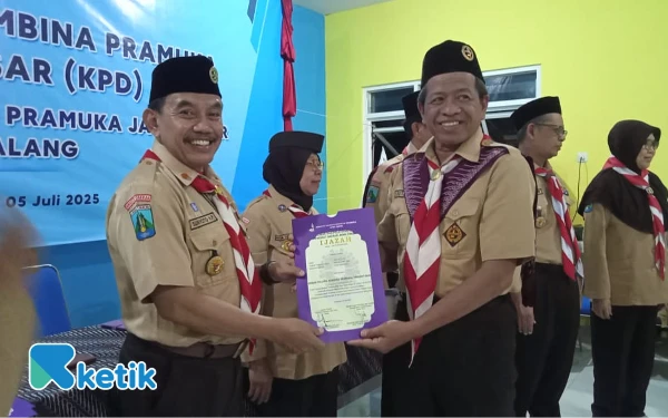 Foto Selaku Pinsus KPD Kwarda Jatim 2025 di Kota Malang menyerahkan Ijasah ke aemua peserta aecara bergantian. (foto Sutejo /ketik)