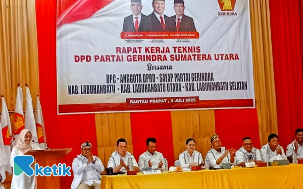 Foto Bupati Labuhanbatu, Hj Maya Hasmita (kiri) saat acara Rakernis DPD Gerindra Sumut di Rantauprapat. (Foto : Joko/Ketik)