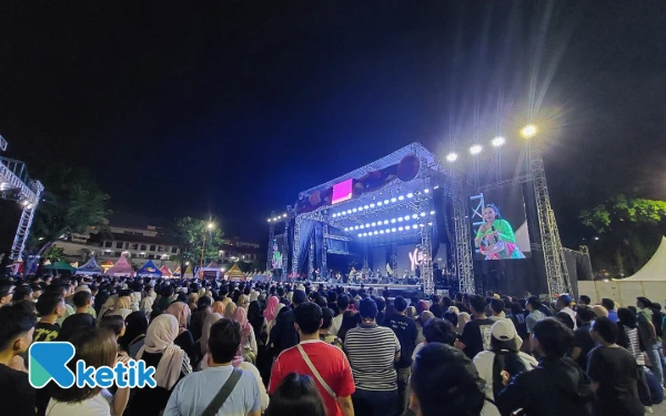 Foto Ribuan masyarakat memadati arena Halu Fest di lapangan parkir timur Surabaya Plaza, Sabtu 5 Juni 2025. (Foto: Husni Habib/Ketik)