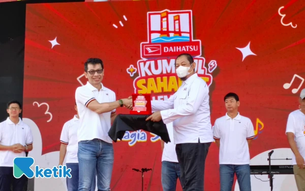 Foto Apresiasi tulus dari Daihatsu melalui penyerahan plakat oleh Bapak Tri Mulyono kepada Bapak dr. Kemas Ya'kub, Sp.PK, M.Kes dari PMI Provinsi Sumatera Selatan dalam seremoni pembukaan Daihatsu Kumpul Sahabat hari ini Minggu 06 Juli 2025 (Foto: M Nanda/ketik)