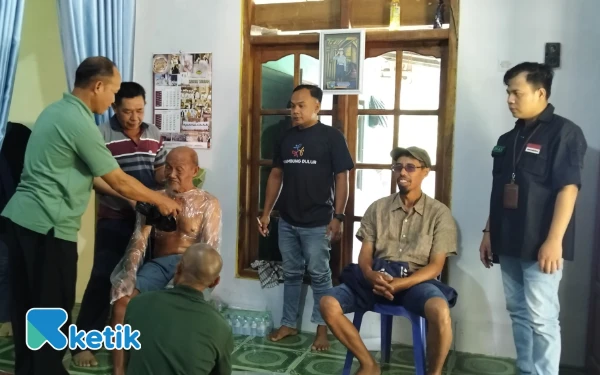 Foto Salah satu peserta terapi mendapatkan penanganan langsung dari tim Banyu Urip Pacitan. Dengan dibalut plastik khusus dan dilakukan pemijatan, terapi ini bertujuan mengurangi nyeri otot, kesemutan, hingga gejala stroke ringan. (Foto: KSB for Ketik)