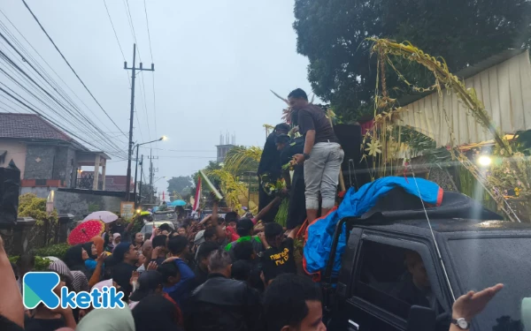 Foto ‎Hasil bumi dibagikan kepada warga usai diarak dalam Festival Jenang Suro yang digelar Desa Bumiaji Kecamatan Bumiaji Kota Batu pada Minggu 6 Juli 2025. (Foto: Sholeh/Ketik)