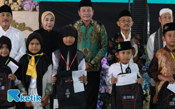 Foto Bupati Sidoarjo Subandi dan Sriatun Subandi, bersama Rois Syuriah PC NU Sidoarjo KH Abdussalam Mujib (kanan), Ketua Tanfidziyah PC NU Sidoarjo KH Zainal Abidin, dan Sekretaris PC NU Sidoarjo Agus Ubaidillah. (Foto: Kominfo Sidoarjo).