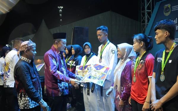 Foto Teks: Bupati Bondowoso Abdul Hamid Wahid memberikan penghargaan khusus kepada para atlet, pelatih, dan official yang telah mengharumkan nama Bondowoso pada ajang Porprov Jatim IX