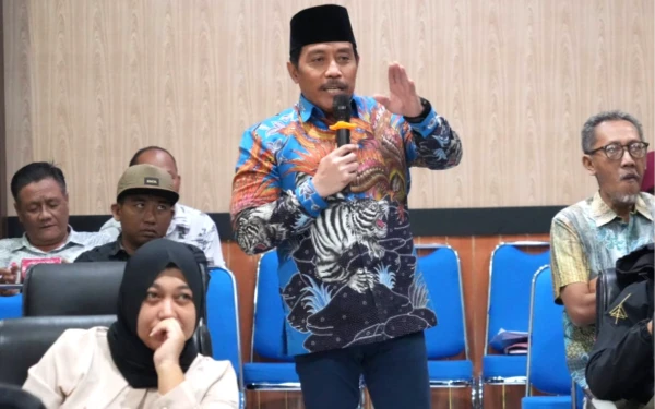 Foto Wakil Ketua Pansus Dhamroni Chudlori menggugah partisipasi masyarakat agar aktif memberikan masukan untuk Rancangan Akhir RPJMD 2025-2029 Pasangan Subandi-Mimik. (Foto: Amar/DPRD Sidoarjo)