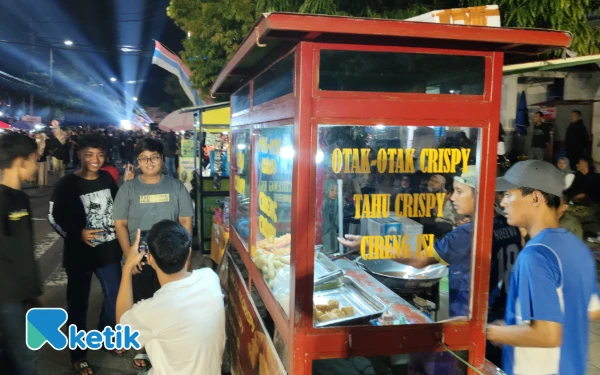 Foto Suasana malam Festival Ronthek Pacitan di sepanjang Jalan Ahmad Yani. Ratusan pedagang kuliner dan barang kebutuhan seperti tikar turut merasakan berkah dari lonjakan jumlah pengunjung.