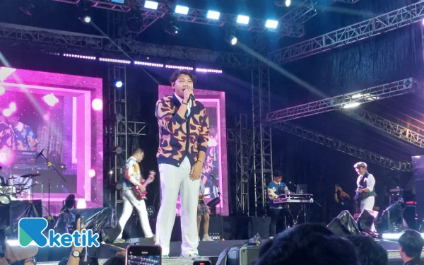 Foto Vokalis Yovie and Nuno, Chico Andreas saat menyapa para penggemar di Halu Fest 2025. (Foto: Husni Habib/Ketik)