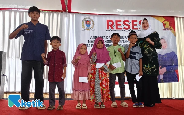 Foto Perwakilan, pemberian santunan untuk anak yatim piatu saat Reses Purwati, S.Pd Anggota DPRD Cilacap. (Foto: Nani Eko/Ketik)