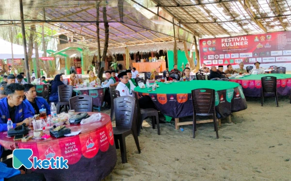 Foto Antusiasme peserta memadati lokasi Seminar Pariwisata Pacitan 2025 di Ikan Bakar Janenake, Pantai Pancer Dorr, Senin (7/7/2025). Dihadiri oleh berbagai elemen masyarakat, mulai dari organisasi pemuda, pelaku wisata, hingga akademisi, kegiatan ini menjadi ruang kolaborasi dalam merancang masa depan pariwisata Pacitan yang berkelanjutan, berbasis potensi laut, budaya, dan kuliner lokal.