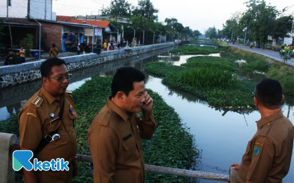 Foto Bupati Subandi bersama Camat Taman Ari Prabowo serta Kepala Dinas PU Bina Marga dan Sumber Daya Air Dwi Eko Saptono. (Foto: Fathur Roziq/Ketik.)