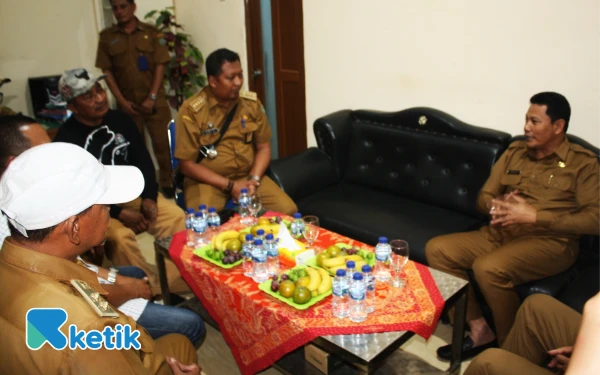 Foto Bupati Subandi berdiskusi para kepala desa di sepanjang Kali Pelayaran. Kades Tawangsari, Krembangan, Tanjungsari, serta Pertapan Maduretno, Kecamatan Taman. (Foto: Fathur Roziq/Ketik.)