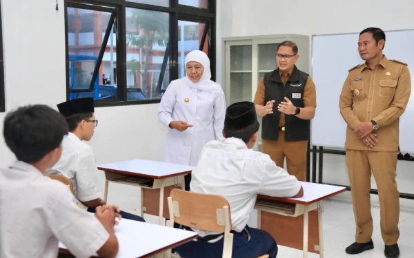 Foto Gubernur Khofifah didampingi Bupati Lamongan dan Kepala Dinas Pendidikan Jatim memastikan kesiapan sarana prasarana SR berjalan dengan baik (Foto: Biro Adpim Pemprov Jatim)