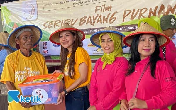 Foto Pemberian sembako untuk para petani yang hadir untuk Nobar Film Seribu Bayang Purnama. (Foto: Shinta Miranda/Ketik.co.id)
