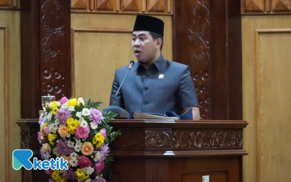 Foto Juru Bicara Fraksi Demokrat-Nasdem Zakaria Dimas menyampaikan pendapat akhir fraksinya terhadap Raperda RPJMD 2025-2029). Suasana rapat paripurna pengesahan Raperda RPJMD Sidoarjo 2025-2029 menjadi Perda di DPRD Sidoarjo. (Foto: Amar/DPRD Sidoarjo)