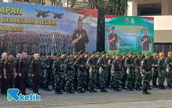 Foto Upacara gelar pasukan di Kejati Jatim, Rabu, 9 Juli 2025. (Foto: Khaesar/Ketik)