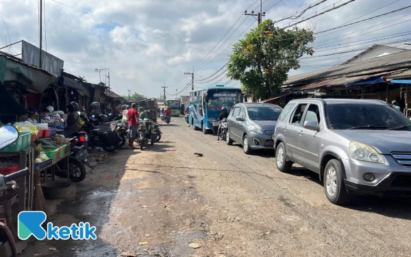 Foto Kondisi kemacetan di Pasar Gadang, Kota Malang. (Foto: Lutfia/Ketik)