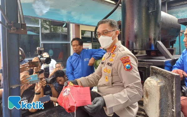 Foto Kabid Humas Polda Jawa Timur, Kombes Pol Jules Abraham Abast memusnahkan narkotika yang diungkap Polda Jatim, Rabu, 9 Juli 2025. (Foto: Khaesar/Ketik)